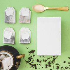 不同的类型Herbal茶袋糖多维数据集勺子白色盒子彩色的背景