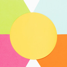 前视图黄色的圆与色彩斑斓的几何形状