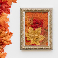 古董图片框架与秋天叶子