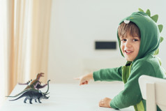 孩子玩与玩具恐龙