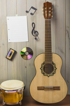 空白音乐的页面盒式磁带紧凑的阀瓣音乐的请注意卡住了木墙与吉他邦戈鼓