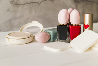 脸化妆品紧凑的化妆粉与海绵指甲波兰的瓶口红表格