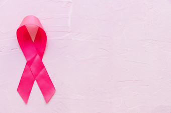 现实的<strong>粉</strong>红色的丝带显示乳房癌症意识象征<strong>粉</strong>红色的石头