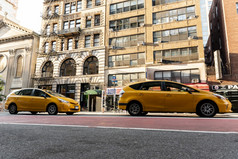 黄色的汽车附近城市建筑