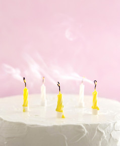 自制的甜蜜的蛋糕周年纪念日前面视图
