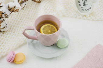粉红色的陶瓷杯与柠檬<strong>茶蛋</strong>白杏仁饼白色背景