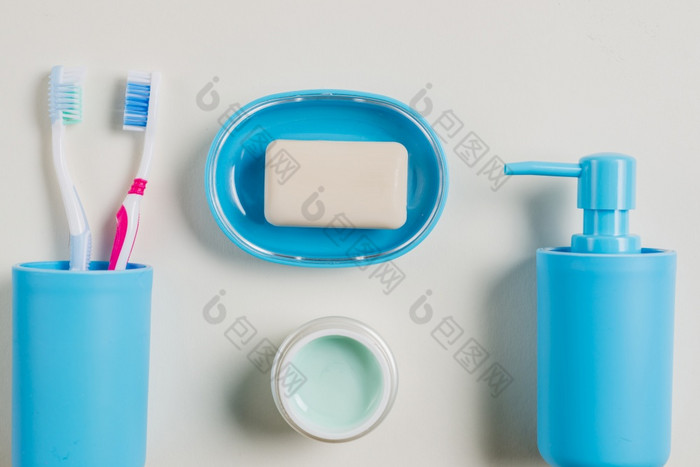 牙刷奶油肥皂自动售货机肥皂蓝色的容器与奶油白色背景