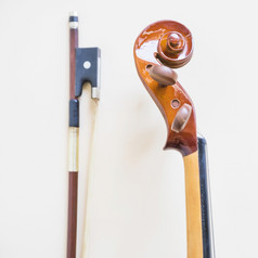经典音乐的小提琴弓对白色背景