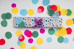 包装波尔卡点礼物盒子与圆形减少出彩色的纸白色背景