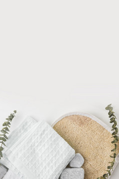圆形丝瓜身体洗涤器棉花餐巾水疗中心石头与树枝孤立的白色背景