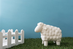 装饰背景与木栅栏羊