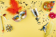 前视图狂欢节面具与装饰材料黄色的背景