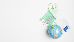 平躺地球全球与塑料袋复制空间