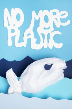 前视图塑料鱼与纸海洋波更多的塑料