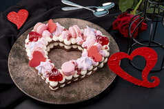 情人节一天心形状的蛋糕与玫瑰板