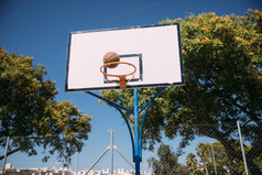 篮球下降成希望蓝色的天空