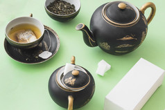 Herbal茶集与白色盒子绿色纸背景