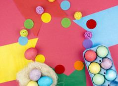 色彩鲜艳的复活节鸡蛋盒子巢表格