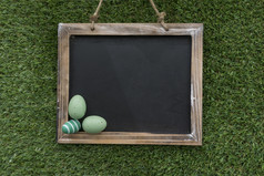 装饰板岩与绿色复活节鸡蛋