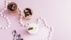 开销视图分层甜点与装饰粉红色的背景与项链勺子