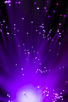 关闭紫色的光学纤维灯