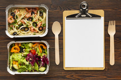 分类不同的餐与空剪贴板