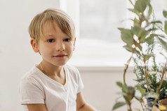 可爱的孩子坐着植物首页