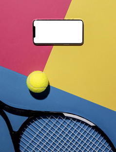 前视图网球球与球拍智能手机