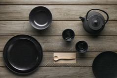 平躺分类餐具与茶壶木勺子