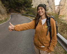 女人结徒步旅行车山