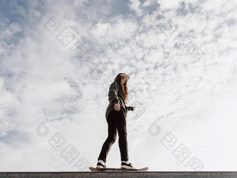 女人做滑板技巧低视图