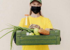 模糊的交付女人持有食物箱