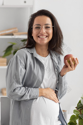 笑脸怀孕了女人持有苹果而首页