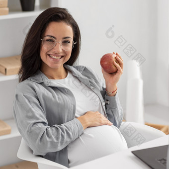 笑脸怀孕了女人首页持有苹果
