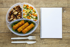 前视图分类批处理食物煮熟的与空笔记本