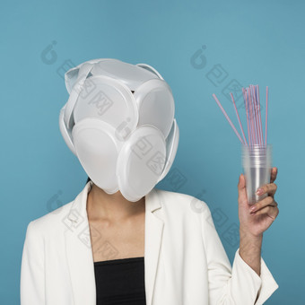女人脸覆盖塑料盘子持有塑料<strong>杯吸管</strong>