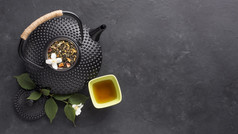 开销视图Herbal茶与新鲜的白色茉莉花花黑色的背景