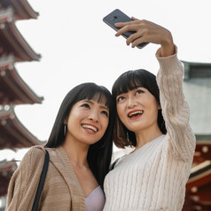 漂亮的亚洲女孩采取自拍