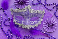 紫罗兰色的面具珍珠装饰