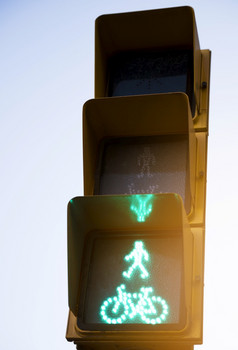 关闭绿色男人。行人周期交通光标志