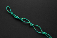 强大的绿色绳子结黑色的复制空间背景