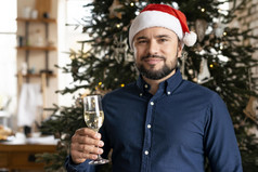 男人。持有香槟玻璃圣诞节