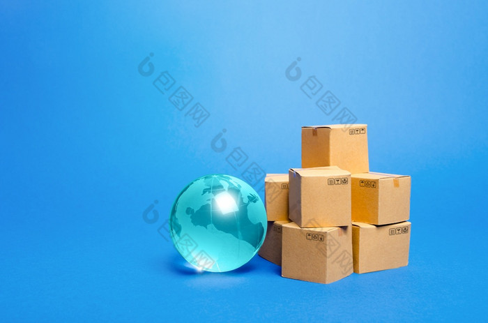 蓝色的玻璃全球和纸板盒子国际世界贸易分布交付货物航运全球经济进口出口运费交通全球化市场经济学发展
