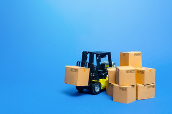叉车卡车与纸板盒子运输物流基础设施进口和出口货物和产品交付生产运输货物存储运费航运零售