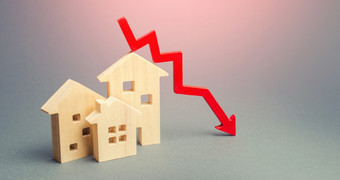 微型木房子和红色的箭头下来的概念低成本真正的房地产较低的抵押贷款感兴趣利率下降价格为租赁住房和<strong>公寓</strong>减少需求为首页购买