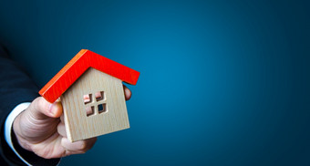 手与房子蓝色的背景购买和销售住房搜索为选项买租金的地方为文本复制空间设计和建设财产评估负担得起的抵押贷款贷款