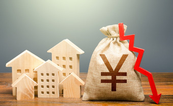 房子和中国人元日本日元钱袋与下来箭头下降真正的房地产市场价格减少维护成本能源<strong>效率</strong>储蓄物业危机税预算
