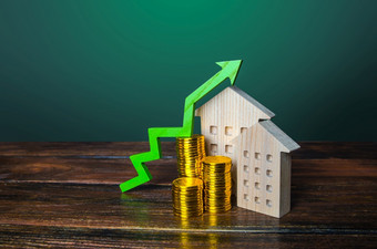 绿色箭头在木房子增加成本住房概念高需求为真正的房地产增长抵押贷款利率出售<strong>公寓</strong>价格增加维护成本提高财产税
