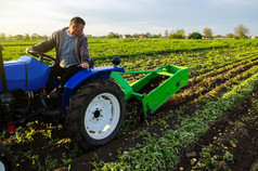 农民挖掘出作物土豆收获第一个土豆早期春天农业和农田农业行业和农业综合企业收获机械化发展中国家支持为农场
