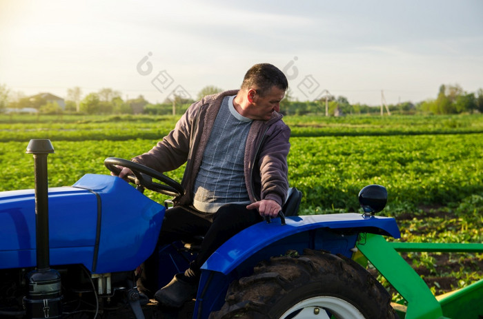 农民驱动器拖拉机而收获土豆第一个土豆收获早期春天农业行业和农业综合企业收获机械化发展中国家农业和农田